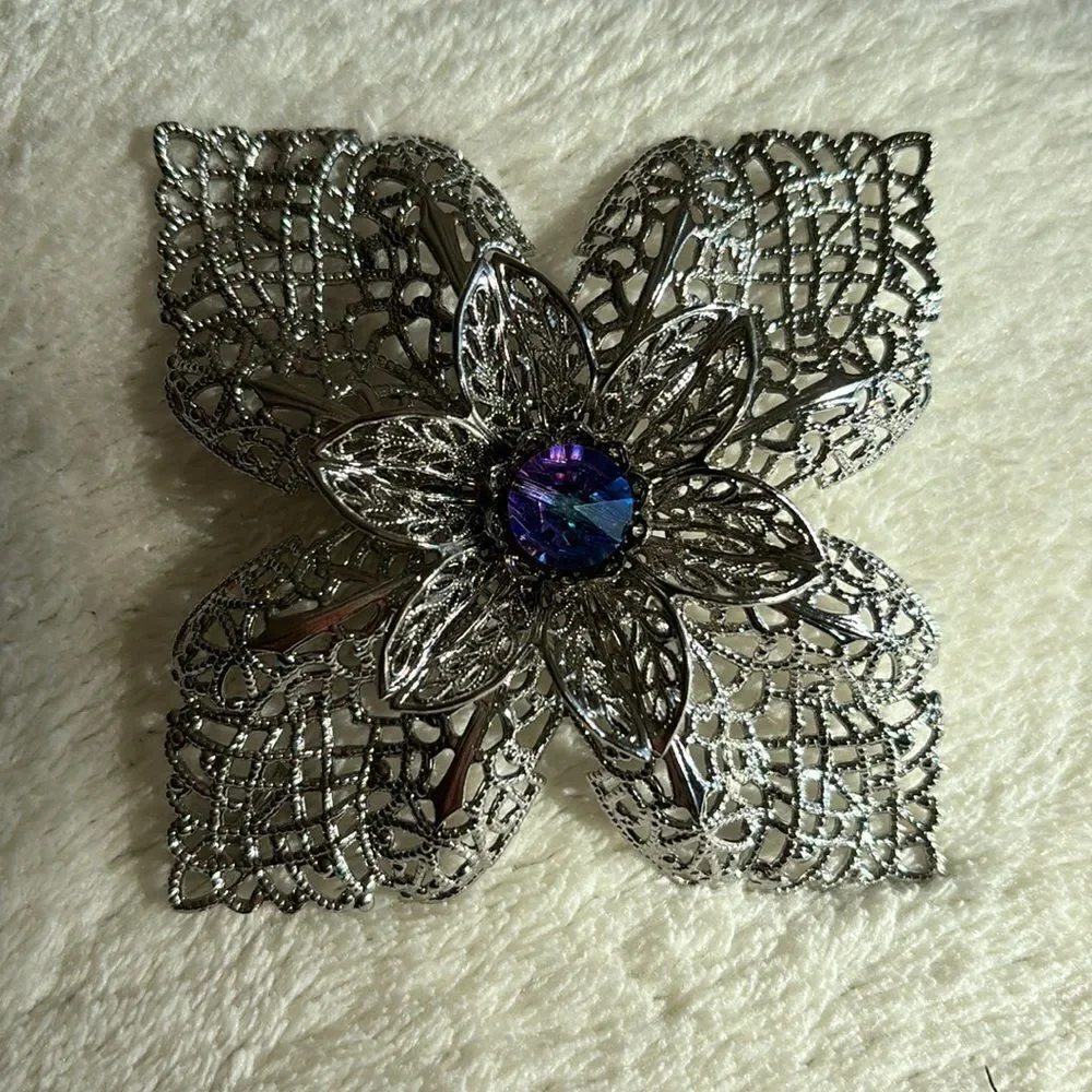 Brooch Flower Rhinestone Center‎ Filigree Vintage Silver cottagecore  jewlery
